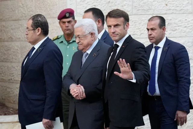 La política de Macron: Apaciguar a islamistas mientras confronta a Israel