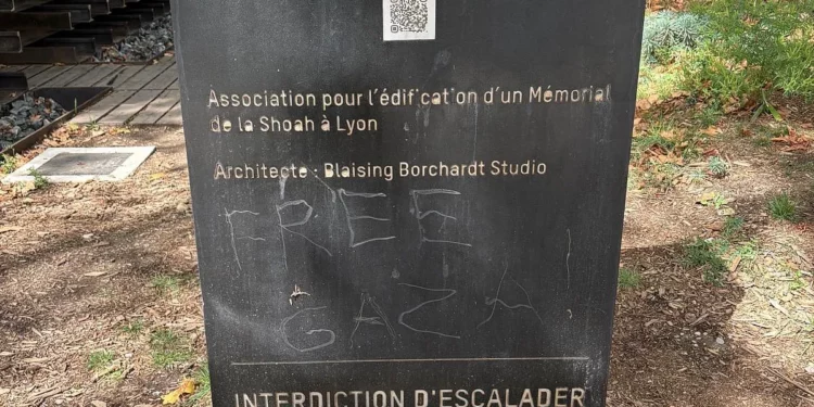Memorial del Holocausto francés desfigurado con “Gaza libre”