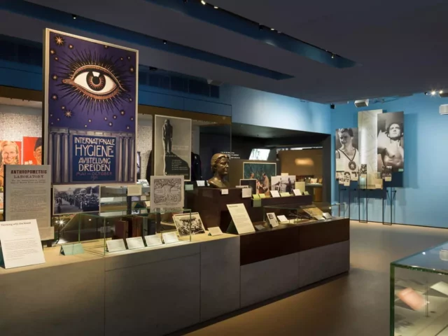 Un museo británico mantiene la descripción de las leyes raciales nazis como dirigidas a los judíos “practicantes”