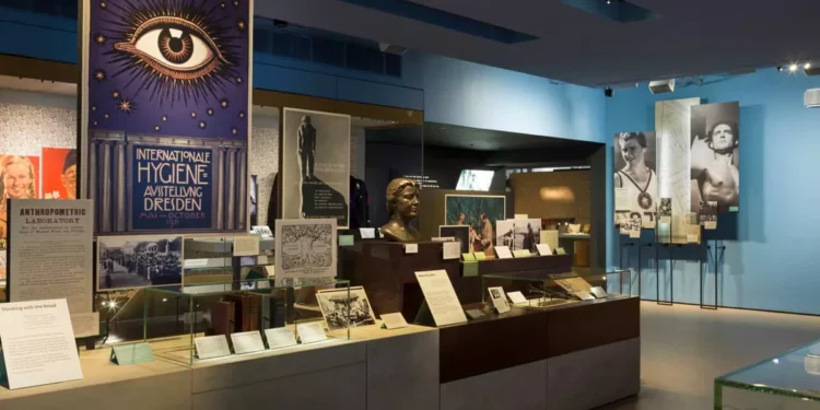 Un museo británico mantiene la descripción de las leyes raciales nazis como dirigidas a los judíos “practicantes”