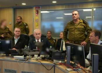 De izquierda a derecha: el ministro de Defensa, Israel Katz, el primer ministro Benjamin Netanyahu, el jefe del Estado Mayor de las FDI, el teniente general Eyal Zamir, y el jefe del Estado Mayor de la IAF, el general de brigada Omer Tischler, en el centro de mando de la IAF, el 24 de agosto de 2025. (Elad Malka/Ministerio de Defensa)