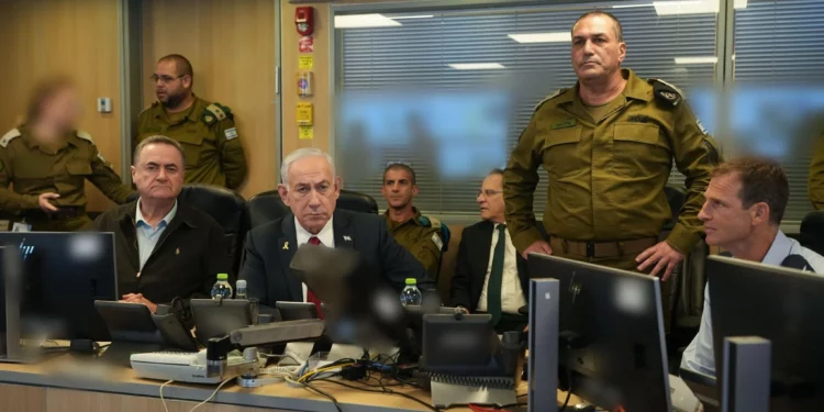 De izquierda a derecha: el ministro de Defensa, Israel Katz, el primer ministro Benjamin Netanyahu, el jefe del Estado Mayor de las FDI, el teniente general Eyal Zamir, y el jefe del Estado Mayor de la IAF, el general de brigada Omer Tischler, en el centro de mando de la IAF, el 24 de agosto de 2025. (Elad Malka/Ministerio de Defensa)