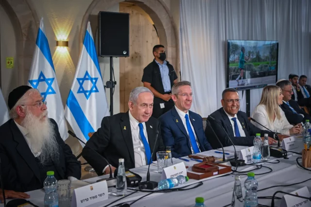 Israel traslada reunión del gabinete a sitio seguro tras ataques en Yemen y Gaza