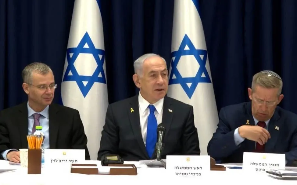 El primer ministro Benjamin Netanyahu (C) dirige una reunión de gabinete en un lugar seguro no revelado el 31 de agosto de 2025 (Captura de pantalla/GPO) 