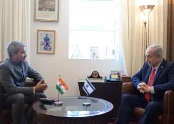 Netanyahu se reúne con enviado de India para discutir impulso de lazos