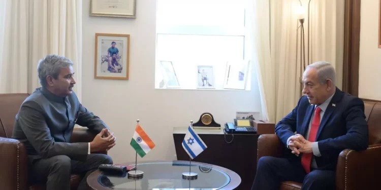 Netanyahu se reúne con enviado de India para discutir impulso de lazos