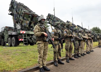 Soldados alemanes y ucranianos se paran frente a los sistemas de misiles tierra-aire Patriot durante una visita del presidente ucraniano Zelensky a un área de entrenamiento militar en Alemania el 11 de junio de 2024. Jens Büttner/picture alliance vía Getty Images picture alliance