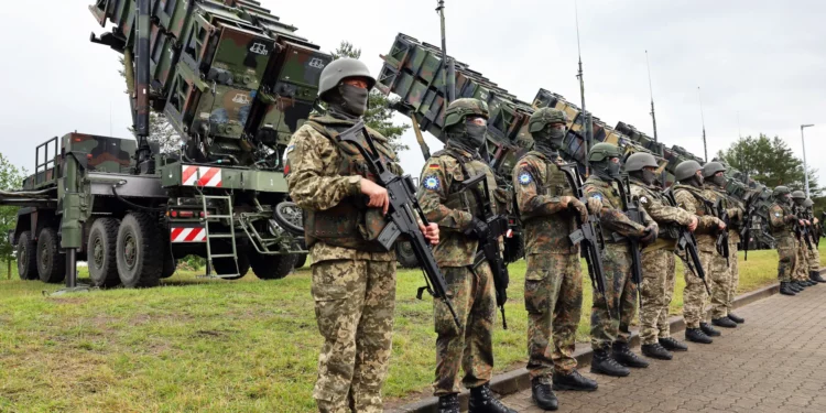 Soldados alemanes y ucranianos se paran frente a los sistemas de misiles tierra-aire Patriot durante una visita del presidente ucraniano Zelensky a un área de entrenamiento militar en Alemania el 11 de junio de 2024. Jens Büttner/picture alliance vía Getty Images picture alliance