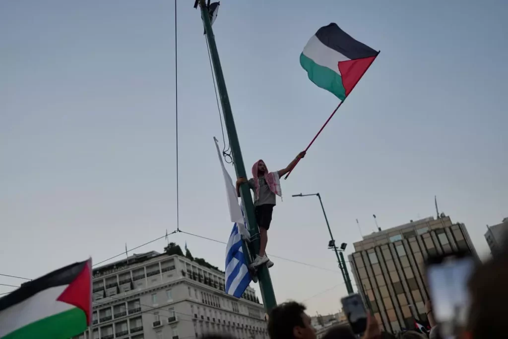 Un manifestante ondea una bandera palestina durante una manifestación contra la guerra en la Franja de Gaza frente al Parlamento de Grecia en el centro de Atenas, el jueves 24 de julio de 2025. (AP/Petros Giannakouris)