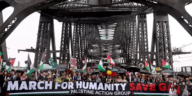 Manifestantes cruzan el puente del puerto de Sídney durante una manifestación propalestina y antiisraelí, el 3 de agosto de 2025. (David GRAY / AFP)