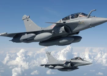 Vuelo de patrulla de 2 Rafales: monoplaza en configuración “full Air-Air” (6 MICA + tanque de caída supersónico 1250L) y biplaza en configuración mixta (2x SCALP-EG + MICA + tanques de caída 2000L). (Crédito de la imagen: Dassault Rafale / K. Tokunaga)