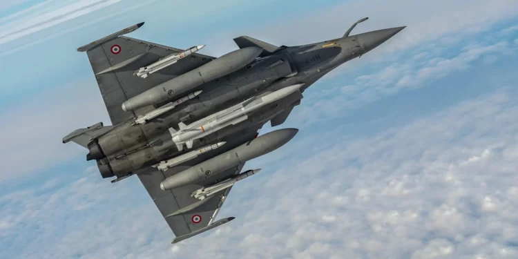 Rafale B de Escadron de Chasse 2/4 'La Fayette' con un misil inerte ASMP-A en 2019. (Crédito de la imagen: Armée de l'Air et de l'Espace / Laure-Anne Maucorps)