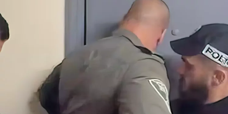 Policía israelí detiene a 102 palestinos ilegales en Tel Aviv