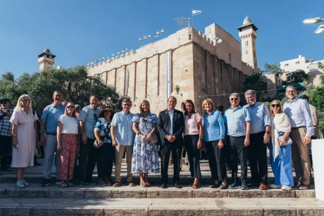 Representantes de EE. UU. y legisladores republicanos visitan la Tumba de los Patriarcas