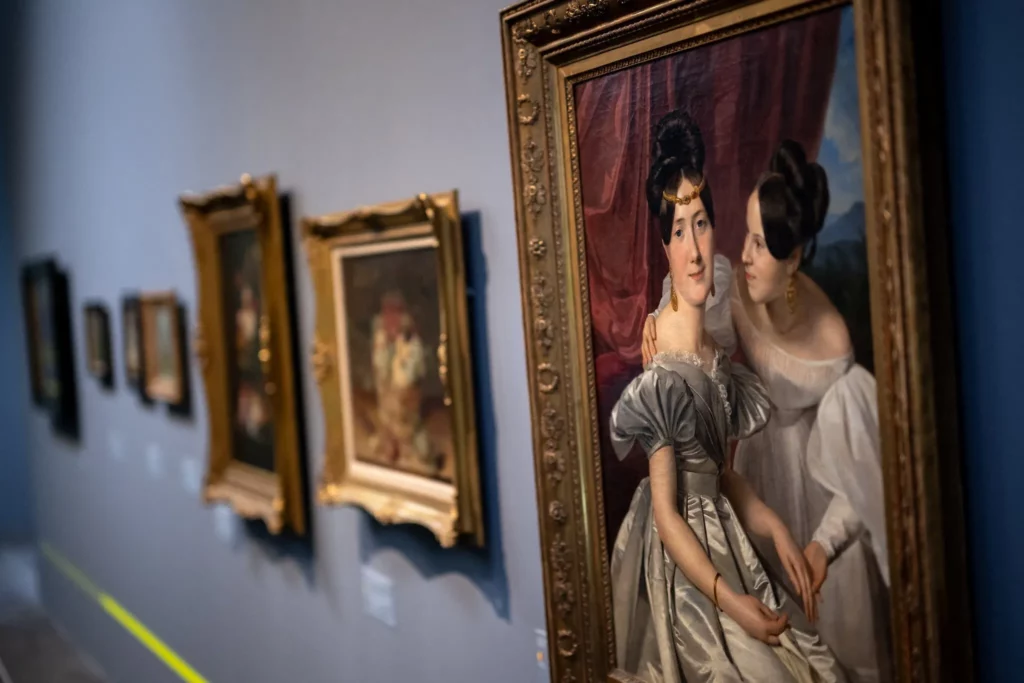 Esta fotografía tomada el 14 de septiembre de 2022 muestra una obra de Ferdinand Georg Waldmuller titulada “Retrato de dos mujeres, 1831” antes de la inauguración pública de la exposición “Taking Stock, Gurlitt in Review” que muestra algunas obras del patrimonio de Cornelius Gurlitt que incluían obras saqueadas a los judíos por los nazis, en el Museo de Bellas Artes de Berna. (Fabrice COFFRINI / AFP) 