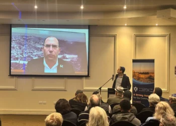 Simcha Rothman participa por Zoom en conferencia tras prohibición de Australia