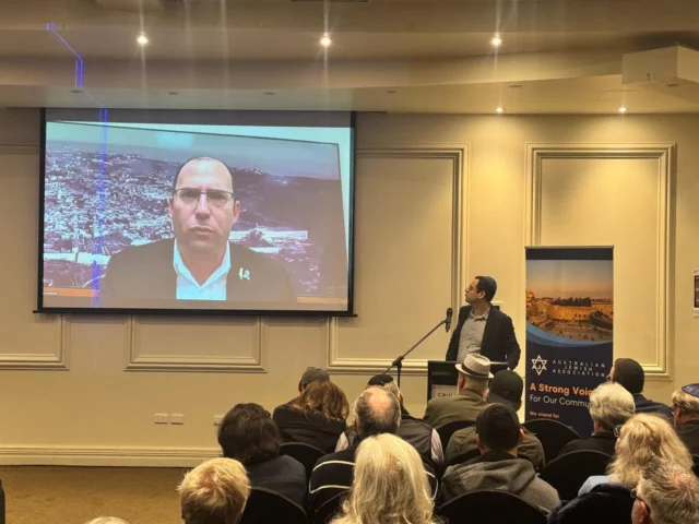 Simcha Rothman participa por Zoom en conferencia tras prohibición de Australia