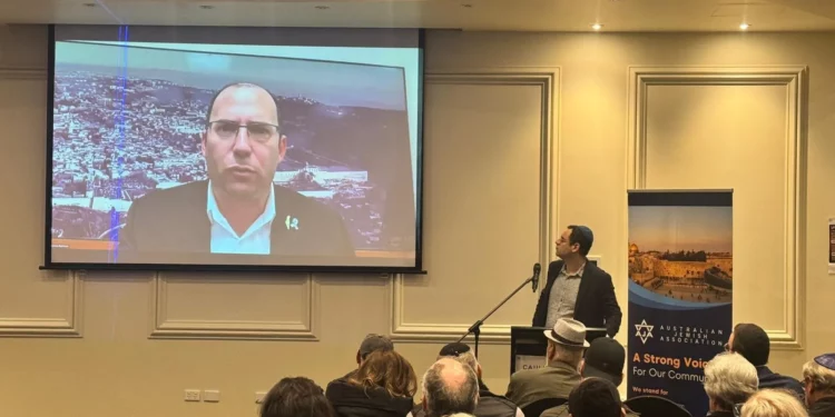 Simcha Rothman participa por Zoom en conferencia tras prohibición de Australia