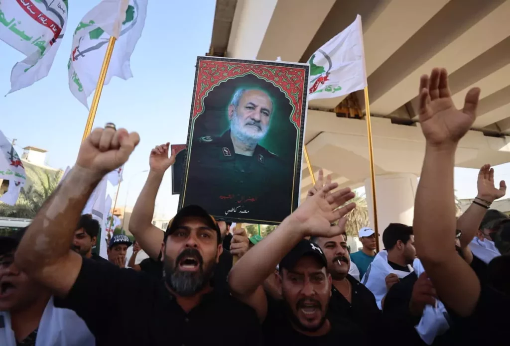 Un hombre iraquí sostiene una foto del general de división Hossein Salami, jefe del Cuerpo de la Guardia Revolucionaria Islámica, quien murió en el bombardeo israelí de Teherán, durante una protesta pro-Irán en Bagdad cerca de la zona verde, el vecindario ultraseguro que alberga la embajada de Estados Unidos el 16 de junio de 2025, en medio de la escalada de la guerra entre Israel e Irán. (AHMAD AL-RUBAYE / AFP) 