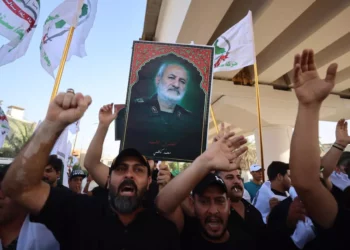 Un hombre iraquí sostiene una foto del general de división Hossein Salami, jefe del Cuerpo de la Guardia Revolucionaria Islámica, quien murió en el bombardeo israelí de Teherán, durante una protesta pro-Irán en Bagdad cerca de la zona verde, el vecindario ultraseguro que alberga la embajada de Estados Unidos el 16 de junio de 2025, en medio de la escalada de la guerra entre Israel e Irán. (AHMAD AL-RUBAYE / AFP)