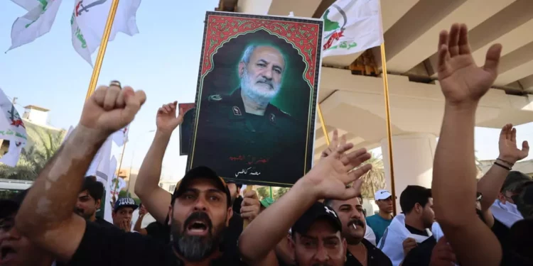 Un hombre iraquí sostiene una foto del general de división Hossein Salami, jefe del Cuerpo de la Guardia Revolucionaria Islámica, quien murió en el bombardeo israelí de Teherán, durante una protesta pro-Irán en Bagdad cerca de la zona verde, el vecindario ultraseguro que alberga la embajada de Estados Unidos el 16 de junio de 2025, en medio de la escalada de la guerra entre Israel e Irán. (AHMAD AL-RUBAYE / AFP)