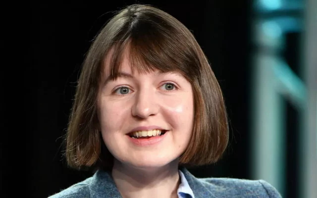 Escritora Sally Rooney dona regalías de BBC a grupo proscrito Acción Palestina