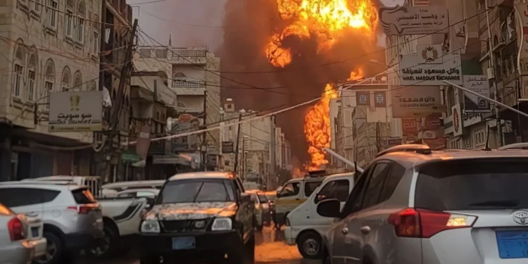 Israel ataca objetivos hutíes en Saná en represalia por misiles
