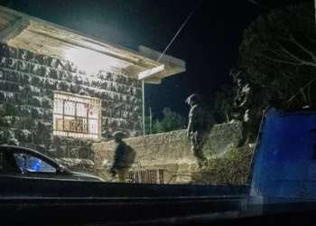 Soldados israelíes confiscan armas durante redada nocturna en Siria