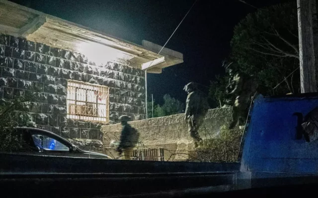 Soldados israelíes confiscan armas durante redada nocturna en Siria