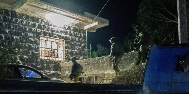 Soldados israelíes confiscan armas durante redada nocturna en Siria