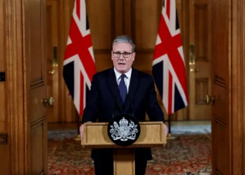 El primer ministro británico, Keir Starmer, pronuncia una declaración en el número 10 de Downing Street después de que el gabinete del Reino Unido fuera convocado para discutir la situación en Gaza, en Londres, el 29 de julio de 2025. (Toby Melville, Pool Photo vía AP)