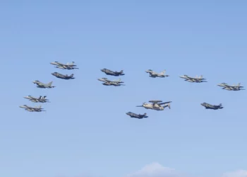 La imagen inicial, recortada, muestra en detalle la formación aérea sobre el USS Gerald R. Ford (CVN 78). (Foto de la Armada de EE. UU. tomada por el especialista en comunicación de masas de segunda clase Jacob Mattingly)