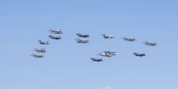 La imagen inicial, recortada, muestra en detalle la formación aérea sobre el USS Gerald R. Ford (CVN 78). (Foto de la Armada de EE. UU. tomada por el especialista en comunicación de masas de segunda clase Jacob Mattingly)