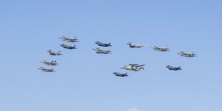 La imagen inicial, recortada, muestra en detalle la formación aérea sobre el USS Gerald R. Ford (CVN 78). (Foto de la Armada de EE. UU. tomada por el especialista en comunicación de masas de segunda clase Jacob Mattingly)
