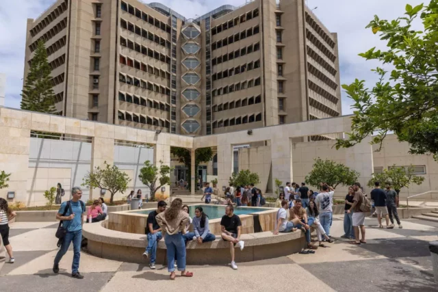 Universidad de Tel Aviv otorgará becas completas a 180 reservistas
