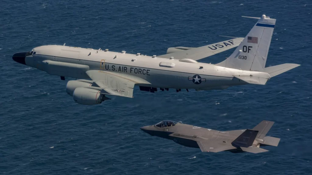 RC-135V y F-35A vuelan juntos en maniobras de guerra electrónica