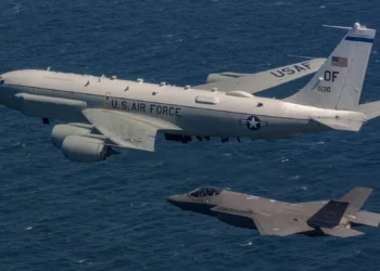 RC-135V y F-35A vuelan juntos en maniobras de guerra electrónica