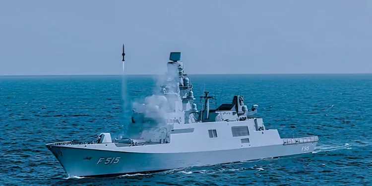 Armada turca destruye dron con misil Hisar-D RF desde TCG Istanbul