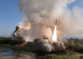 Corea del Norte prueba dos nuevos misiles de defensa antiaérea