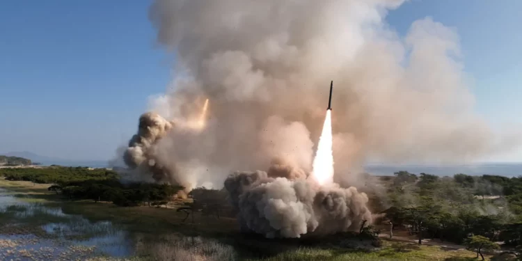 Corea del Norte prueba dos nuevos misiles de defensa antiaérea