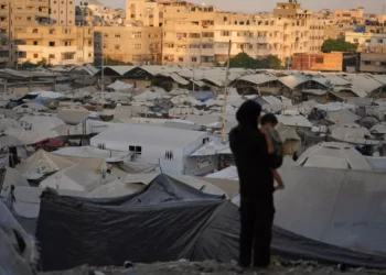Un campamento de tiendas de campaña para palestinos desplazados se extiende a lo largo de la ciudad de Gaza, el domingo 3 de agosto de 2025. (AP Foto/Jehad Alshrafi)