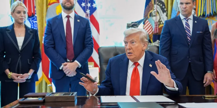 El presidente de Estados Unidos, Donald Trump, declaró que “no está contento” con el ataque israelí contra un hospital de Gaza