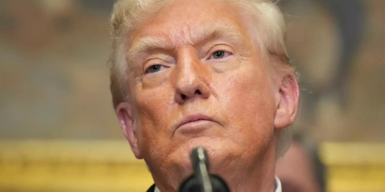 Trump mueve submarinos nucleares tras declaraciones del expresidente ruso