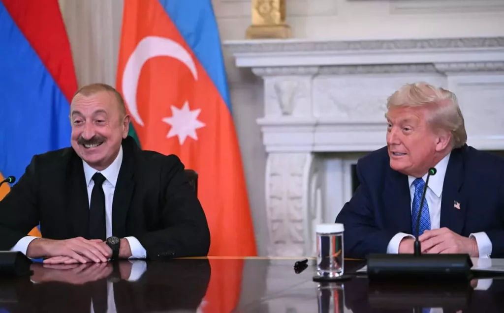 El presidente estadounidense Donald Trump y el presidente de Azerbaiyán, Ilham Aliyev, participan en una firma trilateral con el primer ministro de Armenia, Nikol Pashinyan (no aparece en la imagen), en el Comedor de Estado de la Casa Blanca, Washington, D.C., el 8 de agosto de 2025 (ANDREW CABALLERO-REYNOLDS / AFP).