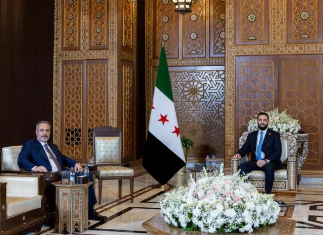 Turquía promete profundizar los lazos con Siria durante visita diplomática
