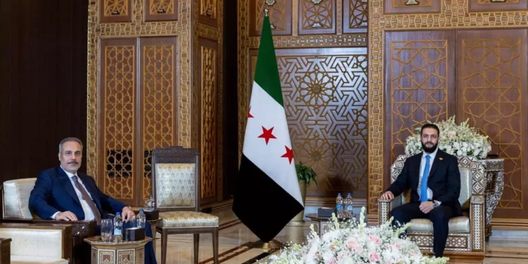 Turquía promete profundizar los lazos con Siria durante visita diplomática
