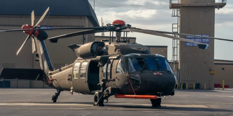 El UH-60 Black Hawk modificado en las instalaciones de Sikorsky en West Palm Beach, Florida, durante la prueba en tierra del motor GE T901. (Crédito de la imagen: Sikorsky)