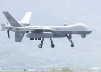 Un MQ-9A Reaper de VMU-3 con la cápsula RDESS / SOAR en la bahía de Kaneohe, Hawái. (Crédito de la imagen: USMC / Cpl. Joseph Abreu)