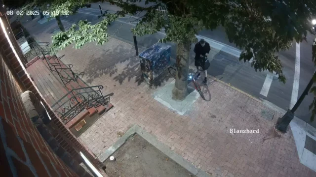 Sospechoso de vandalismo en sinagoga de Victoria sigue prófugo