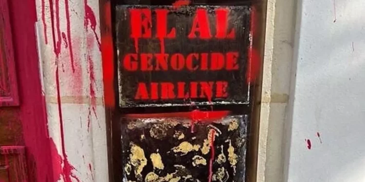 Vandalizan oficinas de El Al en París con grafitis anti-Israel